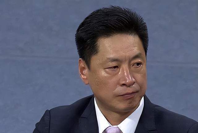 萧海龙一边像条狗似的疯狂退后，一边向保镖们狂呼。